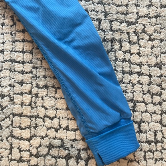 Lululemon jacket . - Picture 4 of 8